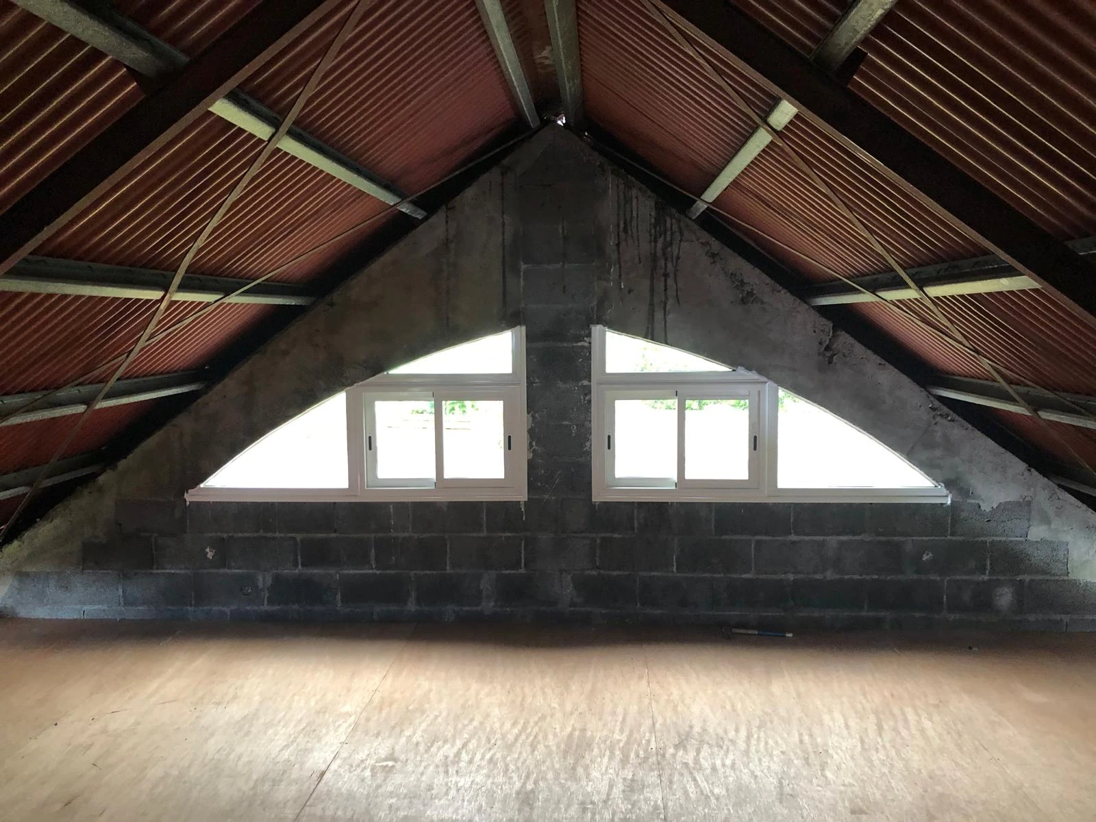 Adaptation aluminium sur mesure comble triangulaire