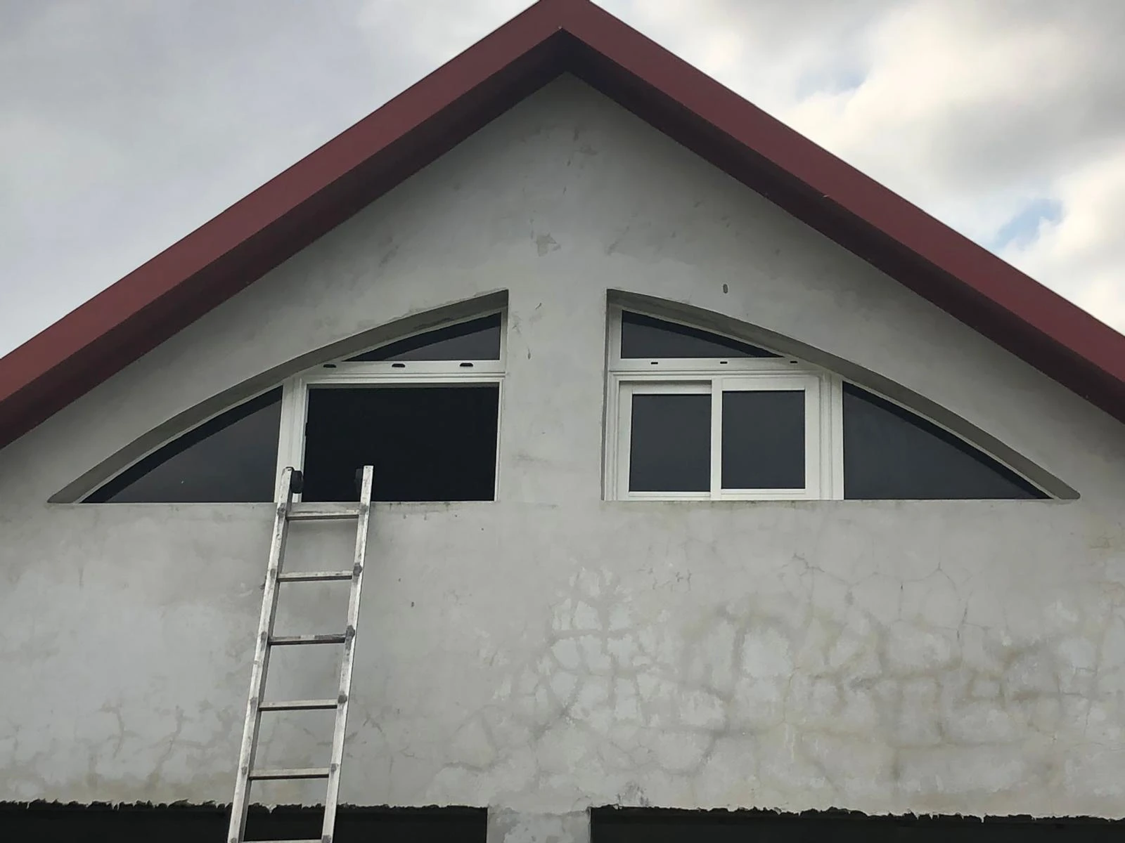 Adaptation aluminium sur mesure fenêtre cintrée