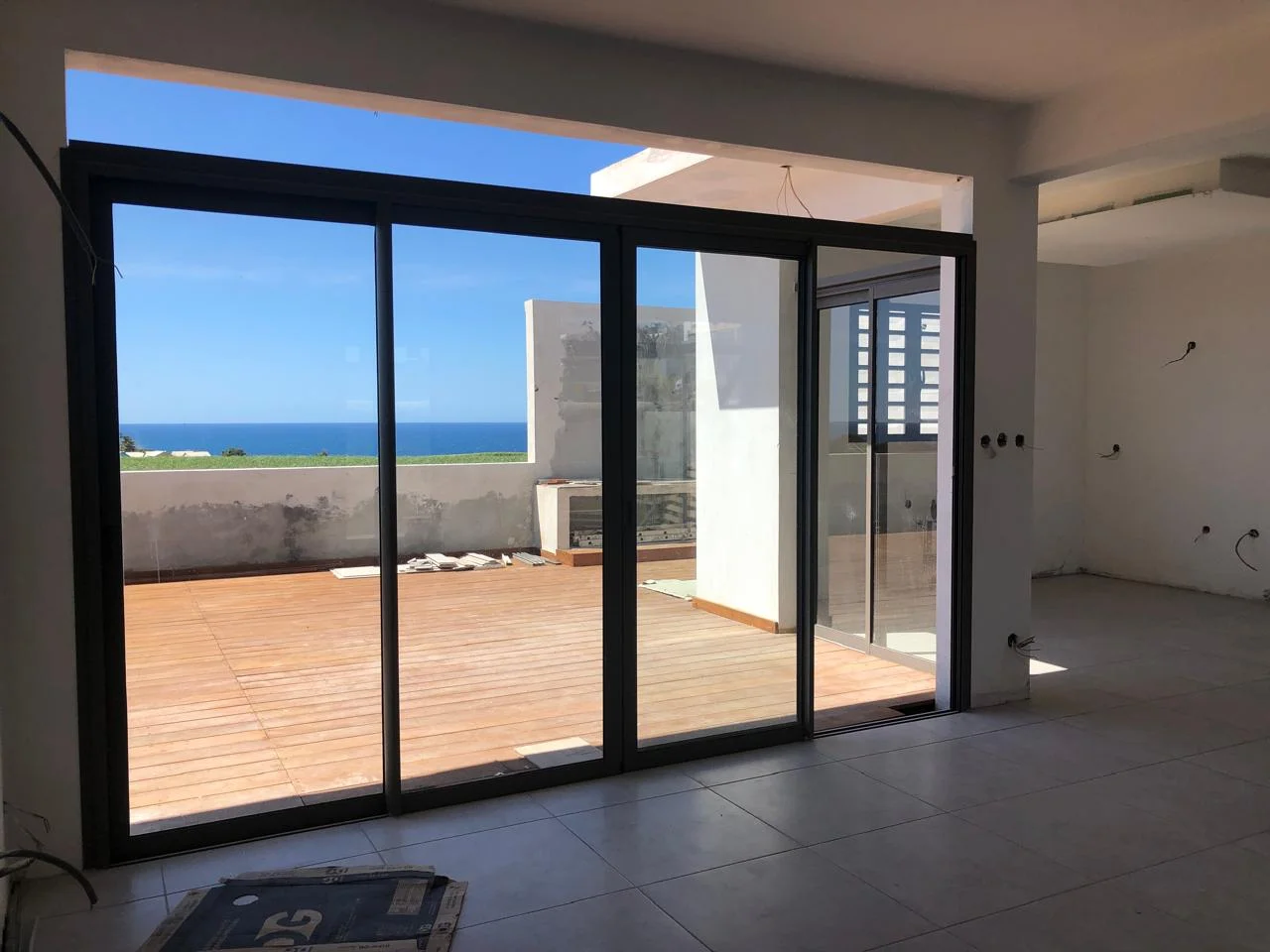 Baie vitrée coulissante aluminium vue terrasse