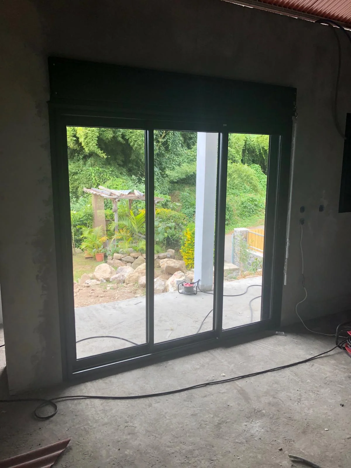 Baie vitrée coulissante aluminium vue piscine
