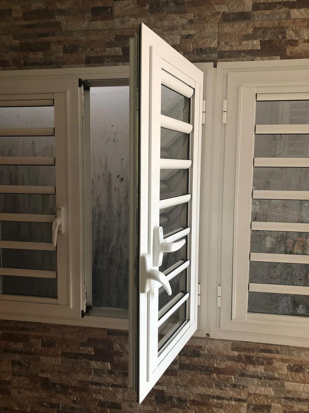 Fenêtre aluminium oscillo-battante blanche