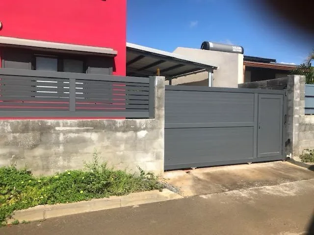 Portail battant aluminium gris