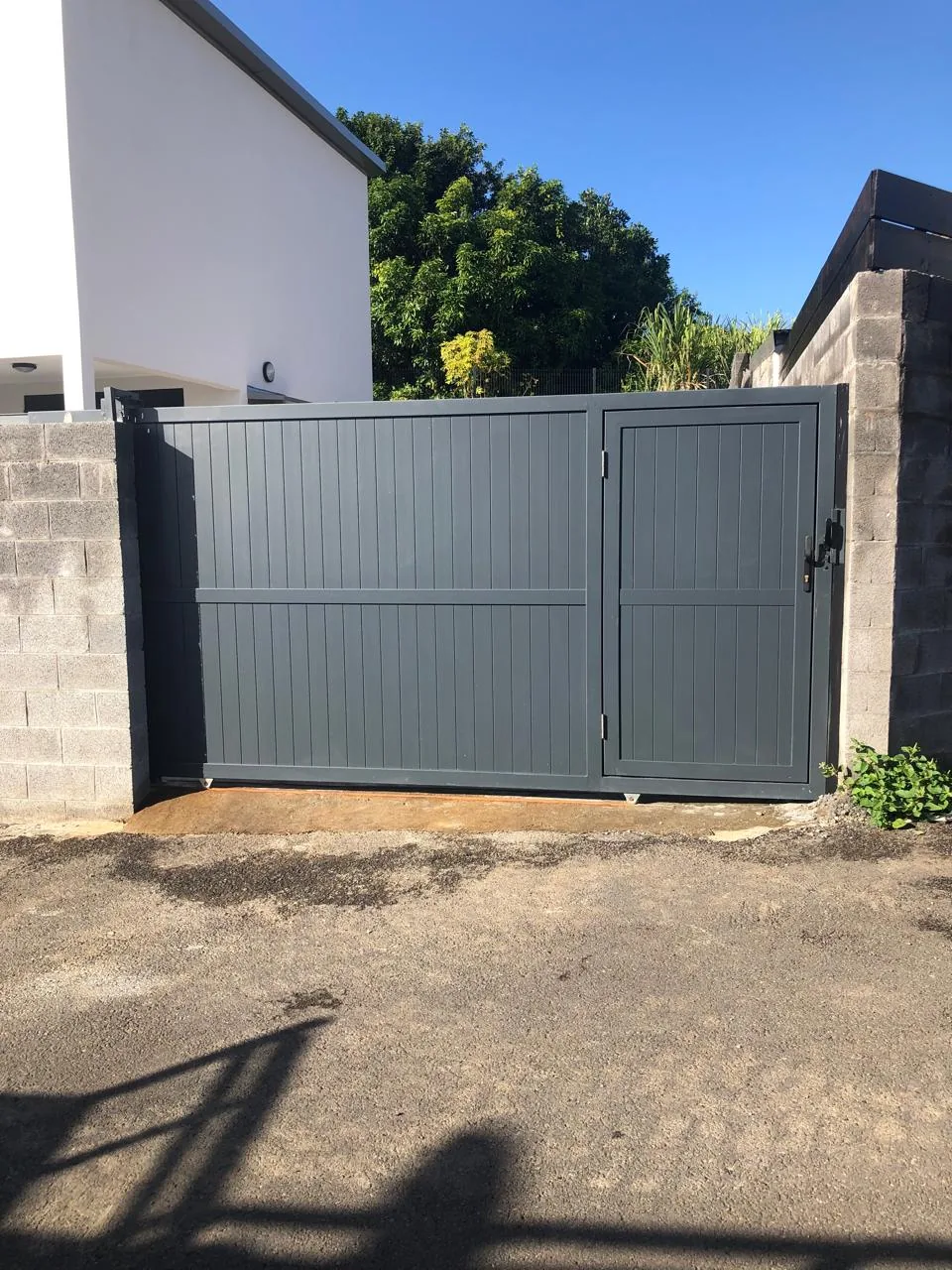 Portail aluminium coloris anthracite
