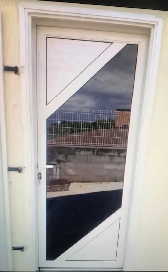 Porte d'entrée aluminium avec vitrage triangulaire