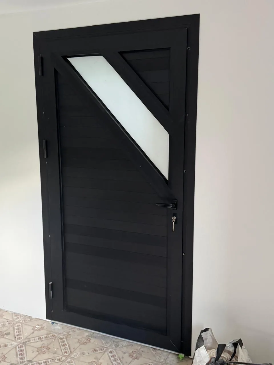 Porte d'entrée aluminium grise motif géométrique