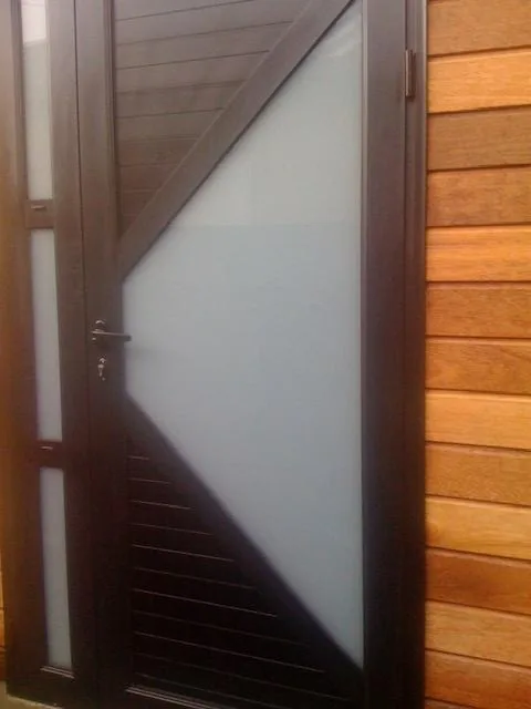 Porte d'entrée aluminium noire vitrage dépoli