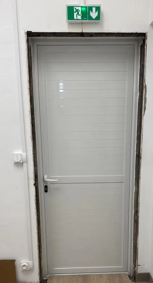 Porte d'entrée aluminium noire vitrage dépoli